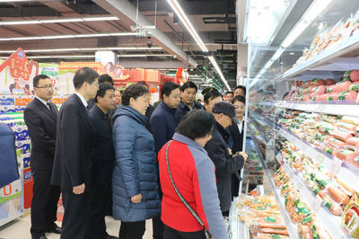 市领导带队督查节前食用农产品销售 筑牢春节食品安全防线